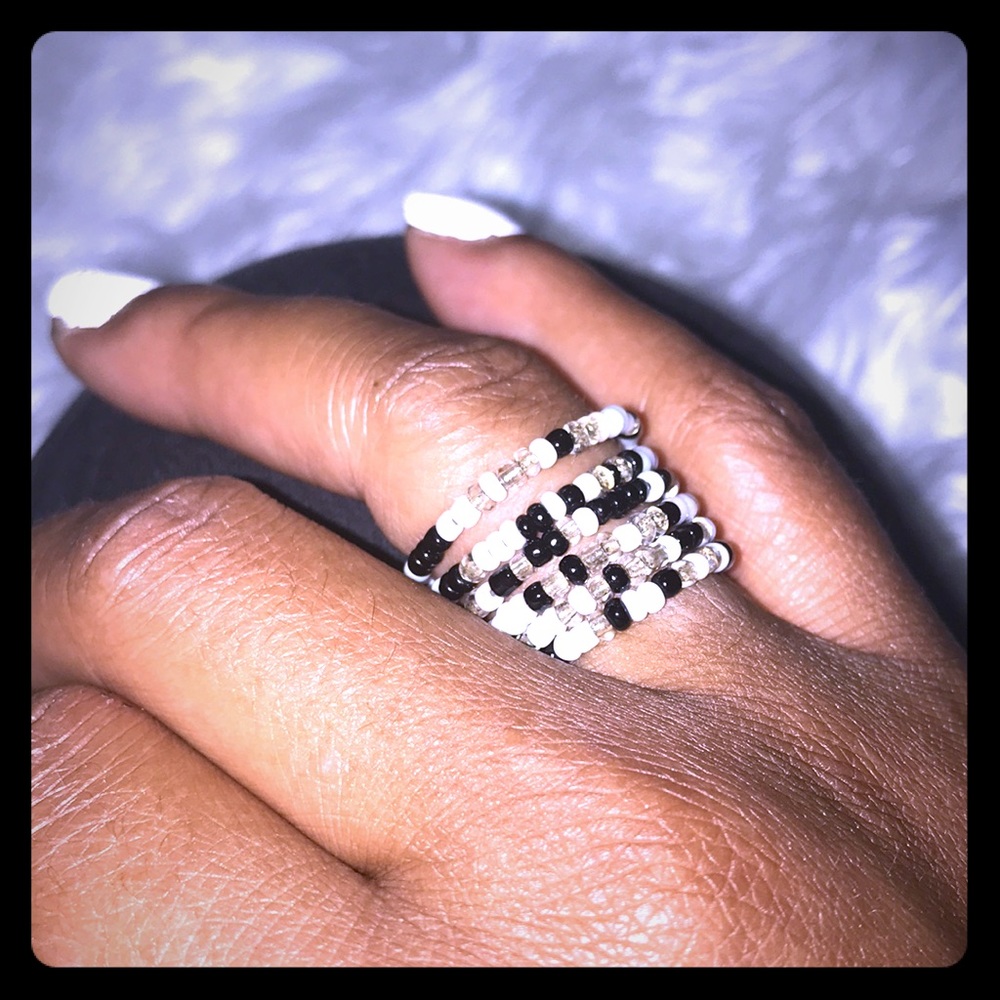 Finger Beads: Adjustable Beaded Ring Black & White